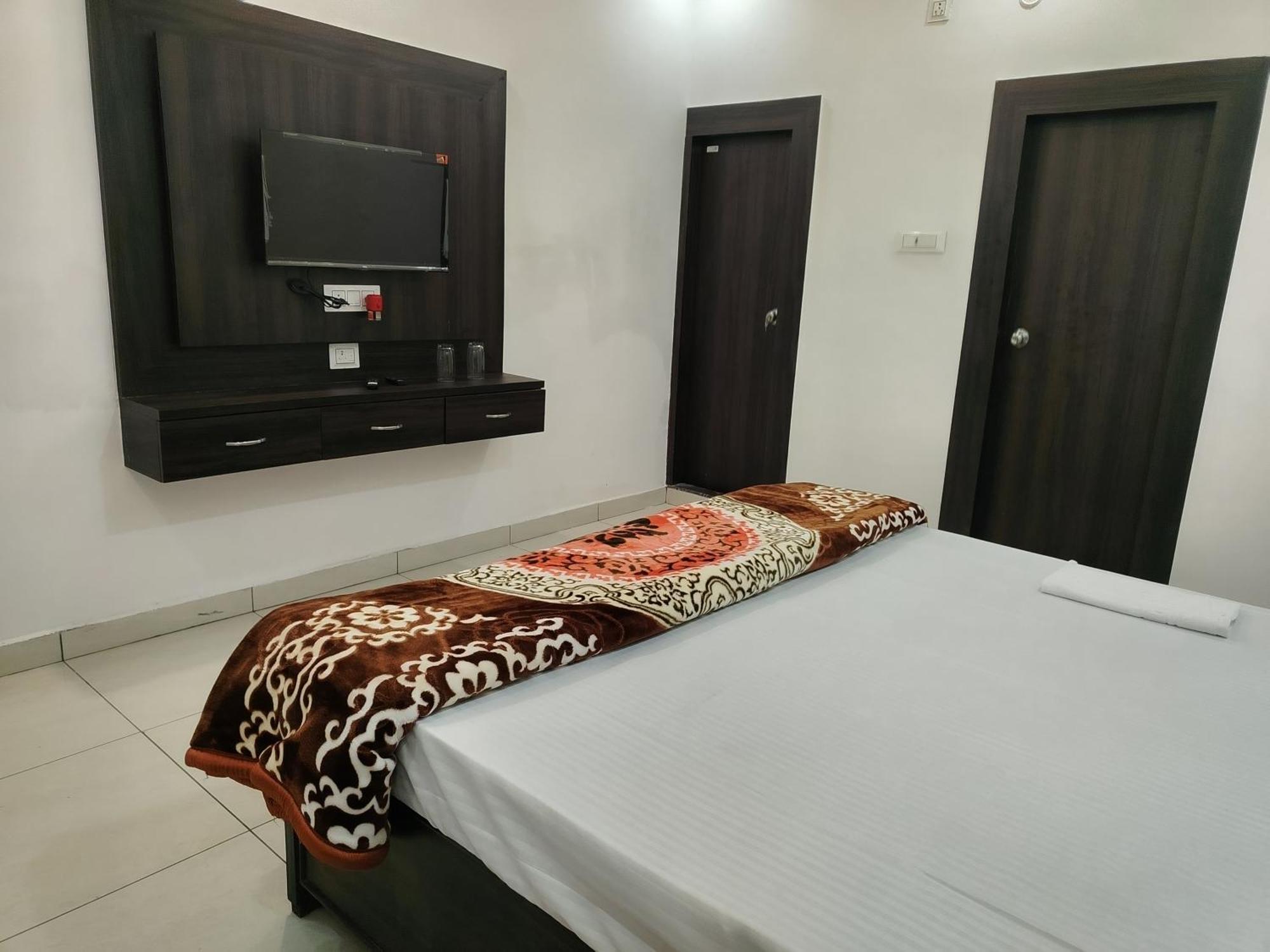 Hotel Dev International Khalilabad ภายนอก รูปภาพ